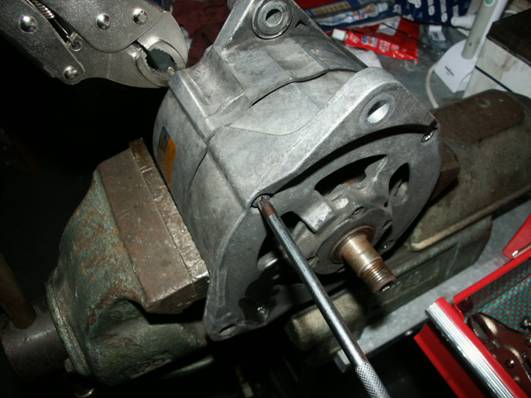 http://teamschock.de/Pictures/Alternator%20Overhaul%20Pictures/8.%20Schrauben%20loesen.JPG