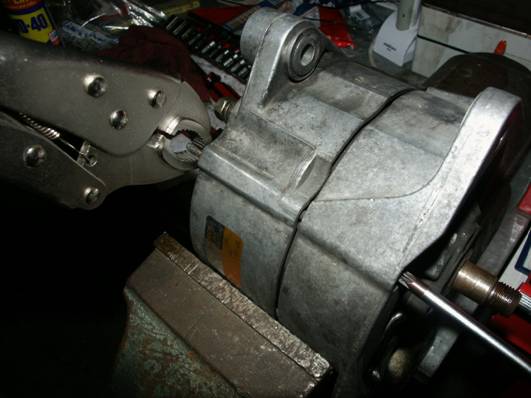 http://teamschock.de/Pictures/Alternator%20Overhaul%20Pictures/9.%20Schrauben%20loesen.JPG