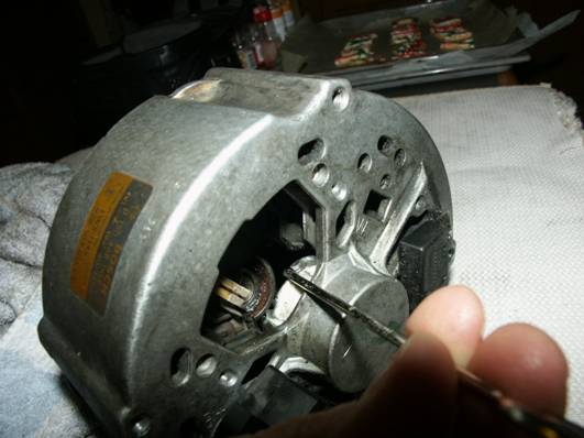 http://teamschock.de/Pictures/Alternator%20Overhaul%20Pictures/11.%20Kunststoffhalter%20Lager.JPG