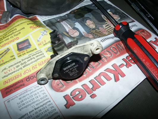 http://teamschock.de/Pictures/Alternator%20Overhaul%20Pictures/7.%20Regler%20mit%20Schleifkohlen.JPG